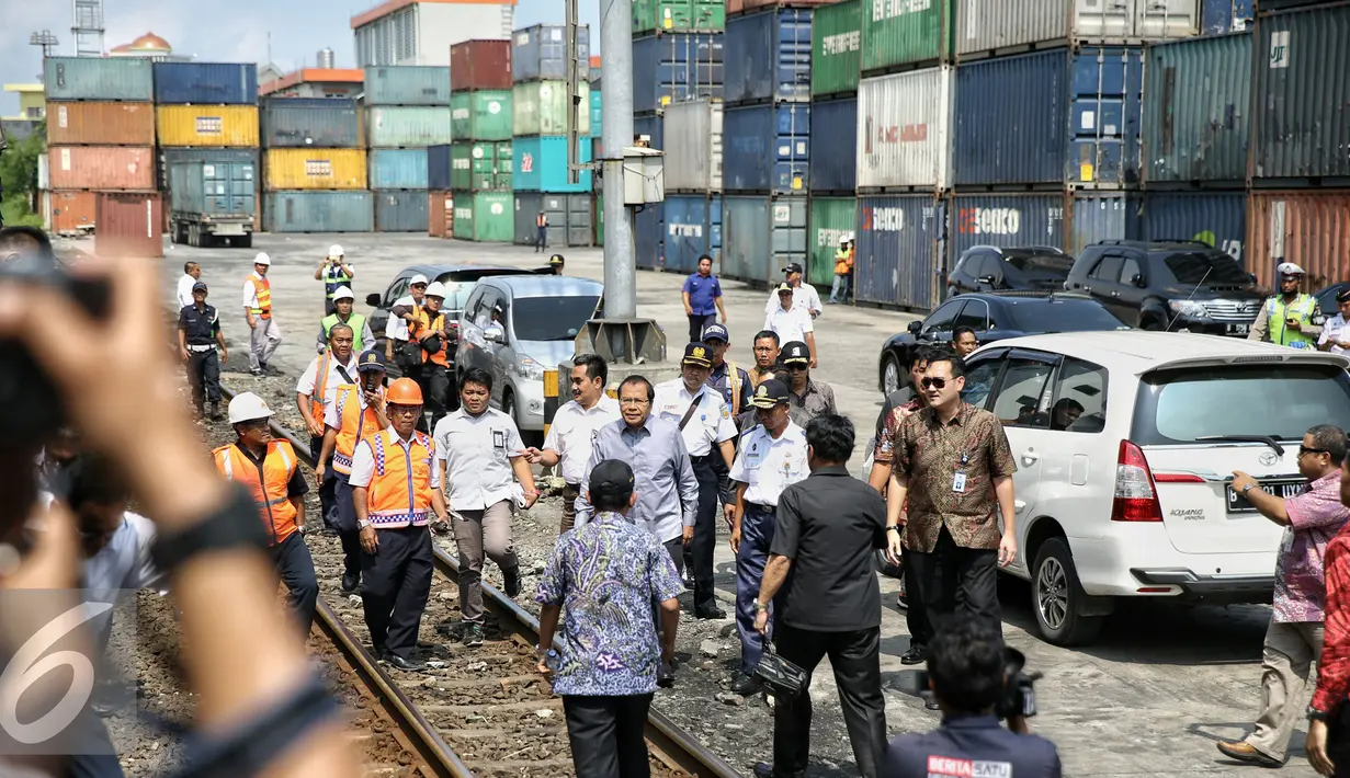 Rizal Ramli berjalan saat menguji coba KA Logistik dari Stasiun Pasoso menuju Pelabuhan Tanjung Priok, Jakarta, Kamis (18/2). Pengoperasian KA Logistik dimaksudkan untuk mengurangi sepertiga kemacetan pelabuhan. (Liputan6.com/Faizal Fanani)