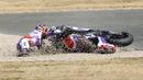 Balapan yang awalnya dipimpin oleh Johan Zarco sebagai pole sitter berubah haluan saat dirinya terjatuh pada lap kelima di tikungan ke-8 dan memaksanya tak dapat melanjutkan lomba. (AP/Barrington Coombs)