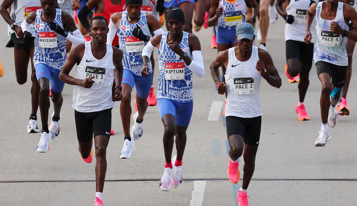 Pelari Kenya, Kelvin Kiptum (tengah) berkompetisi dalam Chicago Marathon 2023 di Chicago, Illinois, Amerika Serikat, 8 Oktober 2023. (AFP/Kamil Krzaczynski)