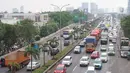 Arus lalu lintas di jalan tol dan Jalan TB Simatupang, Jakarta, Selasa (5/11/2019). Data menunjukan pertambahan kendaraan bermotor lima tahun terakhir di Jadetabek ada peningkatan 9,3 persen, sementara laju pertumbuhan pembangunan infrastruktur hanya 0,1 persen. (Liputan6.com/Immanuel Antonius)
