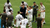 Pelatih Real Madrid, Xabi Alonso memberikan instruksi kepada para pemainnya saat laga Grup H Piala Dunia Antarklub 2025 melawan Al Hilal di Hard Rock stadium, Miami, Amerika Serikat, Kamis (19/06/2025) WIB. (AFP/Sandra Montanez)