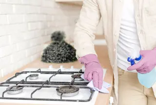 Sahabat Fimela, terdepan cara sederhana untuk membersihkan kompor, yaitu dengan menggunakan racikan baking soda dan cuka. [Dok/freepik.com]