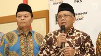 Presiden PKS Sohibul (kanan) memberikan keterangan pers usai pertemuan tertutup dengan Ketua Umum Partai Gerindra, Prabowo Subianto di kantor DPP PKS, Jakarta, Senin (30/07). Kedatangan Prabowo membahas Cawapres. (Liputan6.com/Herman Zakharia)