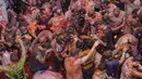 Orang-orang yang bersuka ria saling melempar tomat dalam acara tahunan "Tomatina", pesta pertarungan tomat di desa Bunol dekat Valencia, Spanyol, Rabu (31/8/2022). Seperti namanya, ratusan ton tomat disediakan untuk senjata dalam acara perang tomat. (AP Photo/Alberto Saiz)