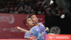 Gerakan Anthony Ginting saat mengembalikan kok ke arah Chen Long pada perempatfinal Daihatsu Indonesia Master 2018 di Istora Senayan, Kamis (26/1/2018). Anthony menang 21-11 16-21 21-18. (Bola.com/Nick Hanoatubun)