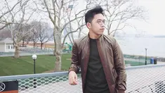 Jalaluddin Parawansa sering mengunggah foto-foto perjalanannya ke berbagai belahan dunia. Penampilannya juga sangat simple dengan mengenakan jaket kulit berwarna coklat yang dipadukan dengan kaos hitam. (Liputan6.com/IG/@yoomrj)