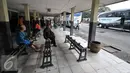 Calon penumpang saat menunggu bus AKAP di Terminal bus Pulogadung, Jakarta, (19/7). Dinas Perhubungan dan Transportasi DKI, mengultimatum agar seluruh PO Bus AKAP di Terminal Pulogadung untuk pindah ke Terminal Pulogebang. (Liputan6.com/Yoppy Renato)