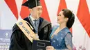 Aliya Rajasa tampil anggun mengenakan kebaya biru dan memadukan dengan kain batik saat mendampingi sang suami wisuda S3 tahun 2021 lalu. Istri Edhie Baskoro Yudhoyono atau Ibas itu juga bak perempuan Jawa dengan rambut disanggul. [Instagram/@ruby_26]