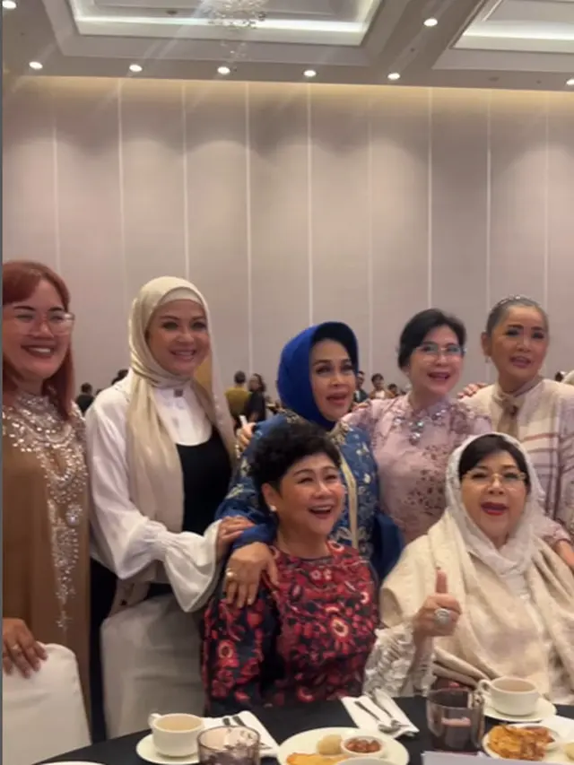 6 Potret Titiek Puspa Penuhi Undangan SBY dan Kumpul Bareng Artis Senior Sebelum Sakit