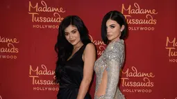 Kylie Jenner berpose dengan patung lilin dirinya di Madame Tussauds Hollywood di Los Angeles, California (18/7). Sebelumnya, Kim Kardashian dan Kendall Jenner sudah memiliki patung lilin di Madame Tussauds. (AFP Photo/Vivien Killilea)