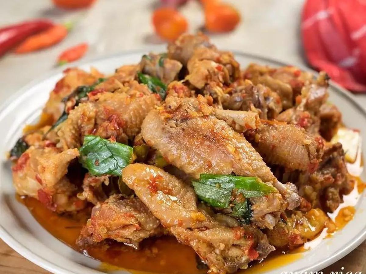 <b>1. Rica-rica Ayam Kampung</b>