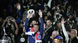 Suporter PSG itu mengucapkan selamat tinggal kepada sang pemain yang telah memberikan banyak trofi selama tujuh musim membela Les Parisiens. (AP Photo/Christophe Ena)
