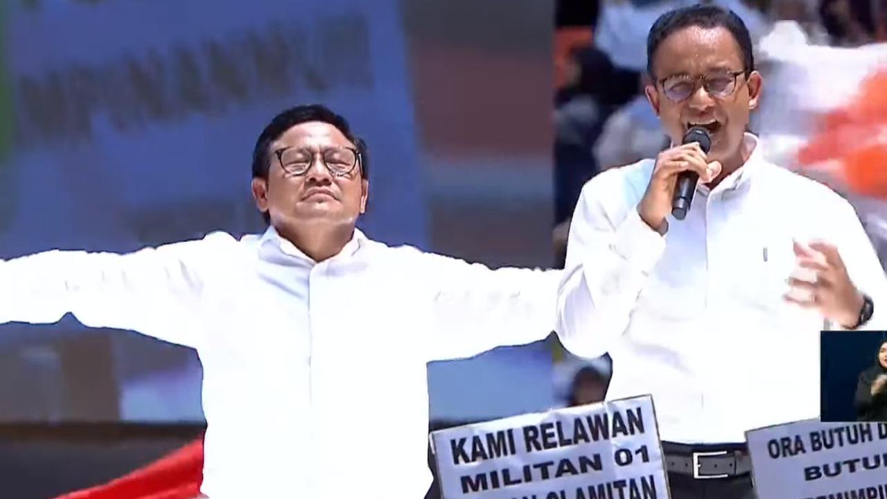 Sebelum mencoblos, Cak Imin tampak menunjukkan surat suara. Dia kemudian masuk ke bilik suara untuk mencoblos.&nbsp;