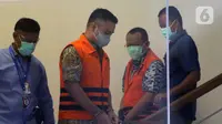 Tersangka suap dan gratifikasi perkara di Mahkamah Agung (MA) 2011-2016, Nurhadi (kedua kanan) dan Rezky Herbiyono usai menjalani pemeriksaan di Gedung KPK Jakarta, Selasa (29/9/2020). Penyidik KPK melimpahkan tersangka beserta barang bukti kepada tim JPU KPK. (Liputan6.comHelmi Fithriansyah)