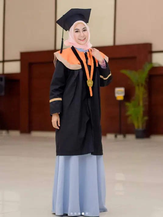 Belakangan, Anisa memang jarang terlihat muncul di layar kaca dan dunia hiburan. Pasalnya, ia fokus menyelesaikan pendidikannya lantaran tahun ke-8 ini kesempatan terakhir Anisa untuk bisa lulus. (Instagram/anisarahma_12)