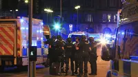 Polisi bersenjata berjaga-jaga di Manchester Arena setelah terdengar ledakan saat konser Ariana Grande tengah berlangsung (Peter Byrne/PA via AP)