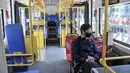 Warga menggunakan bus listrik Transjakarta di Jalan Jenderal Sudirman, Jakarta, Senin (20/2/2023). Dinas Perhubungan (Dishub) DKI Jakarta akan melakukan pengadaan 120 bus listrik untuk Transportasi Jakarta (Transjakarta) pada tahun ini. (merdeka.com/Iqbal S Nugroho)