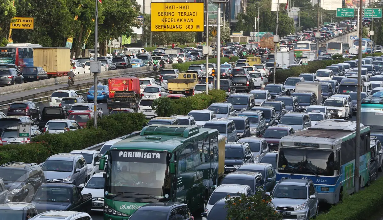 Kendaraan terjebak kemacetan saat melintas di tol dalam kota Jakarta, Jumat (23/12). Jelang akhir pekan serta libur Natal, kemacetan jam pulang kerja di jalan protokol Ibu Kota menjadi semakin parah.(Liputan6.com/Immanuel Antonius)