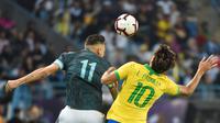 Striker Argentina Lautaro Martinez berjibaku dengan gelandang Brasil Lucas Paqueta pada uji coba di King Saud University Stadium, Jumat (15/11/2019) atau Sabtu dini hari WIB. (AFP/Fayez Nureldine )