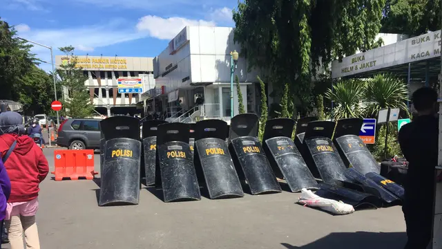 Tameng antihuruhara di halaman parkir Gedung Reskrimum Polda Metro Jaya jelang pemeriksaan Rizieq Shihab