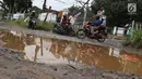 Kendaraan menghindari kubangan pada jalan yang rusak di Jalan Pertamina, Kemiri Muka, Depok, Jawa Barat, Selasa (5/3). Kondisi tersebut mengganggu aktivitas warga serta pengguna jalan. (Liputan6.com/Immanuel Antonius)