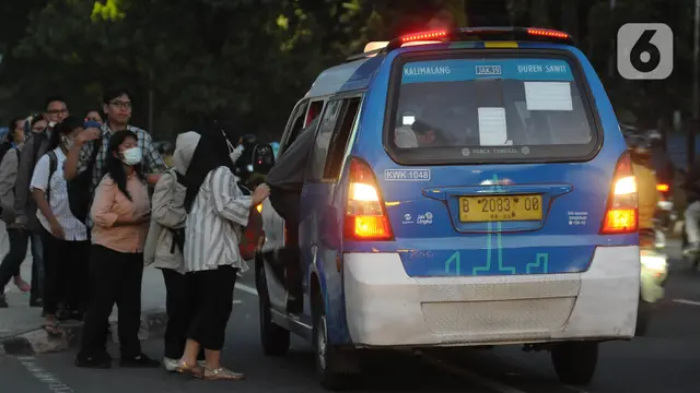 Budaya Tertib Antre Para Pengguna Mikrotrans JakLingko