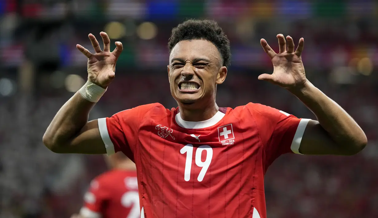 Selebrasi striker Timnas Swiss, Dan Ndoye setelah mencetak gol ke gawang Timnas Jerman pada laga matchday ketiga Grup A Euro 2024 di Waldstadion, Frankfurt, Jerman, Minggu (23/6/2024). (AP Photo/Themba Hadebe)