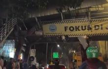 JPO Tendean Rusak Tersangkut Truk Crane, Lalu Lintas Terhambat
