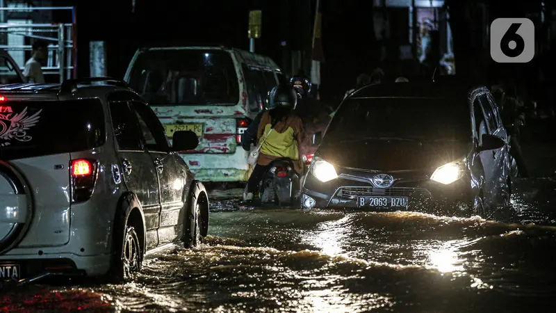 Banjir Akibat Hujan Lebat Genangi Jalan Ciracas Raya