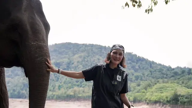 Gaya Maskulin Luna Maya Tinjau Lokasi Bencana di Aceh, Naik Motor Trail hingga Makan Durian