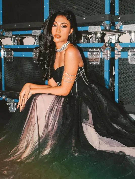 Gaun ini memiliki strapline fringe yang memberikan sentuhan classy. [instagram/noviabachmid]