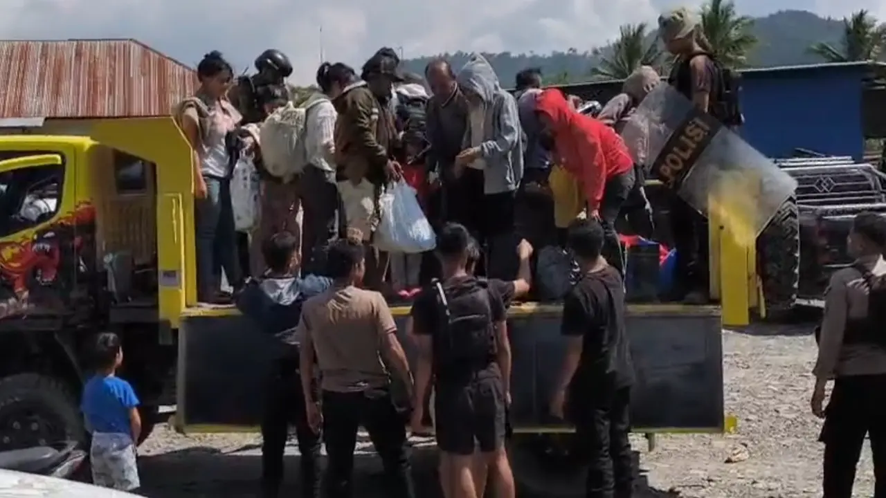 Evakuasi warga dari tempat tinggalnya untuk mencari perlindungan yang lebih aman di sejumlah pos keamanan TNI Polri