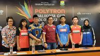 Pengprov PBSI Jawa Tengah Basri Yusuf dan Wakil Ketua Pelaksanaan Polytron Wali Kota Cup Solo 2023 Eddy Prayotno bersama para pebulutangkis peserta kejuaraan di Hotel Amarin Solo, Minggu (4/6).(Liputan6.com/Fajar Abrori)