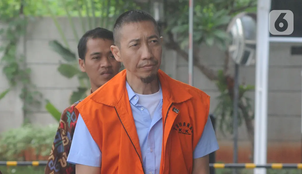 Tersangka suap penanganan perkara di PN Jakarta Barat Sendy Pericho tiba untuk pemeriksaan di Gedung KPK, Jakarta, Jumat (15/11/2019). Sendy Perico diperiksa untuk pengembangan kasus dugaan suap pengurusan perkara penipuan investasi yang sedang diproses di PN Jakarta Barat. (merdeka.com/Dwi Narwoko)
