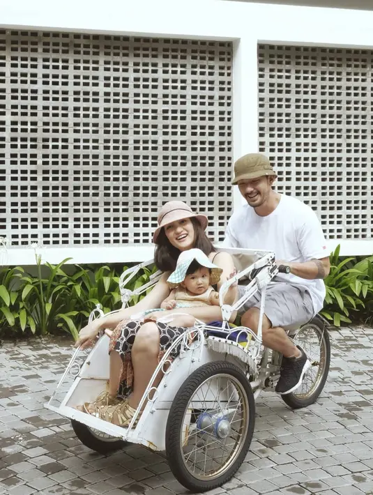 Terlihat dari unggahan foto di akun Instagramnya, saat itu Rio sedang mengayuh becak yang ditumpangi istri dan anaknya. Tak terlihat peluh keringat, namun wajah Rio tampak bahagia. (Instagram/riodewanto)