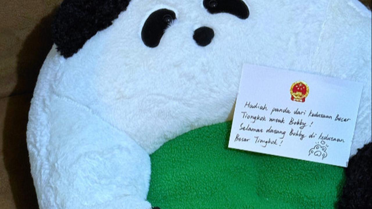 Hadiah Kedubes Tiongkok untuk Bobby