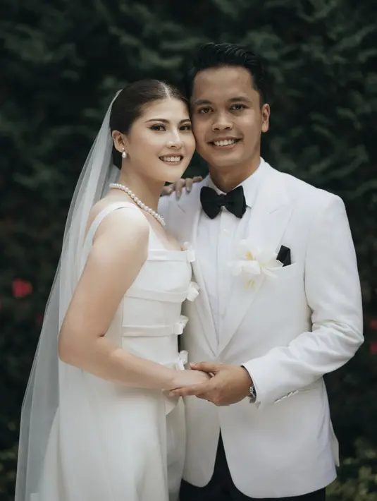 Anthony Ginting dan Mitzi Abigail resmi menikah. Penampilannya begitu anggun dalam busan bernuansa monokrom, hitam dan putih. [Foto: Instagram/ Anthony Ginting]