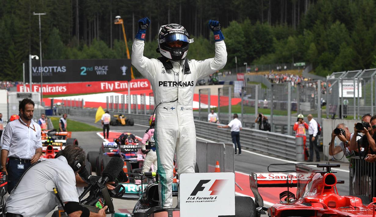 Pebalap Mercedes, Valtteri Bottas, melakukan selebrasi usai berhasil menjuarai F1 GP Austria di Sirkuit Red Bull Ring, Minggu (9/7/2017). Valtteri Bottas menjadi yang tercepat dengan catatan waktu 1 jam 21 menit 48,527 detik.(AFP/Andrej Isakovic)