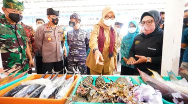 Bupati Ipuk Dorong Diversifikasi Usaha Nelayan Melalui Fish Market Festival di Kampung Mandar