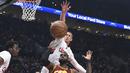 Pemain Portland Trail Blazers, Mason Plumlee mencoba melakukan blok tembakan pemain Cleveland Cavaliers, LeBron James pada laga NBA basketball game di oda Center, Portland (11/1/2016). Blazers menang 102-86.  (AP/Steve Dykes)