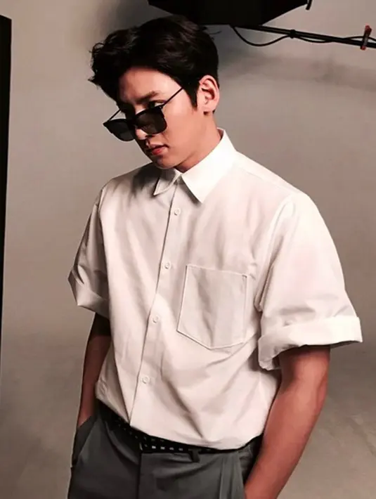 Selanjutnya ada Ji Chang Wook yang sudah mulai amilnya sejak Agustus 2017 kemarin. Sebelum menjalani wamil, si tampan ini punya harapan ingin menjadi sosok yang lebih baik. Selain itu, ia berharap bisa mengubah pola hidupnya. (Instagram/jichangwook)