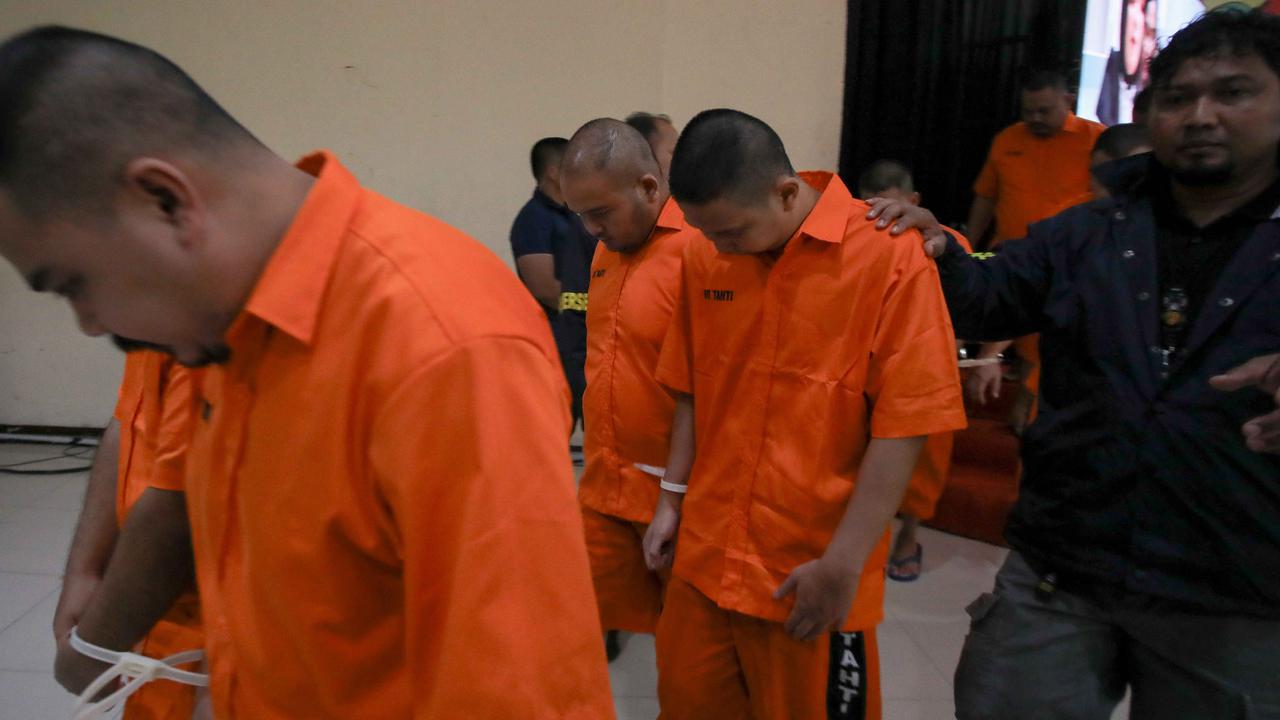 FOTO: Tampang 24 Tersangka Kasus Judi Online yang Libatkan Pegawai Komdigi, Pakai Baju Tahanan dan Cuma Nunduk