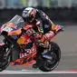 Pembalap Red Bull KTM Factory Racing, Miguel Oliveira saat sesi kualifikasi MotoGP di Pertamina Mandalika International Street Sirkuit, Nusa Tenggara Barat, Sabtu (22/3/2022). (Liputan6.com/Helmi Fithriansyah)