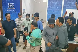 Para nasabah investasi trading meng geruduk kantor manajemen SNAI Kudus. (Arief Pramono/Liputan6.com)