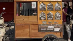 Unik, Bule Jerman Jual Pancake Pakai Gerobak di Pinggiran Jalan Jakarta