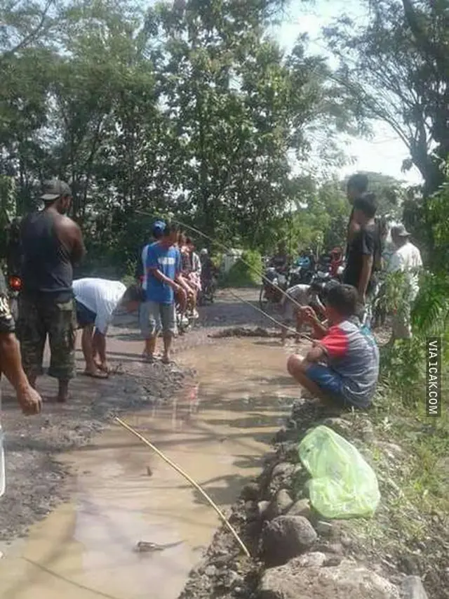 6 Tingkah Orang Mancing di Tengah Jalan Ini Absurd, Kocak