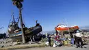 Kapal besar berada di daratan usai Tsunami setinggi empat meter melanda Kota Coquimbo, Chile (17/9/2015). Gempa yang menewaskan sekitar sepuluh orang dan memaksa satu juta orang mengungsi dari rumah mereka ke dekat pantai. (REUTERS/Ivan Alvarado)