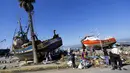 Kapal besar berada di daratan usai Tsunami setinggi empat meter melanda Kota Coquimbo, Chile (17/9/2015). Gempa yang menewaskan sekitar sepuluh orang dan memaksa satu juta orang mengungsi dari rumah mereka ke dekat pantai. (REUTERS/Ivan Alvarado)