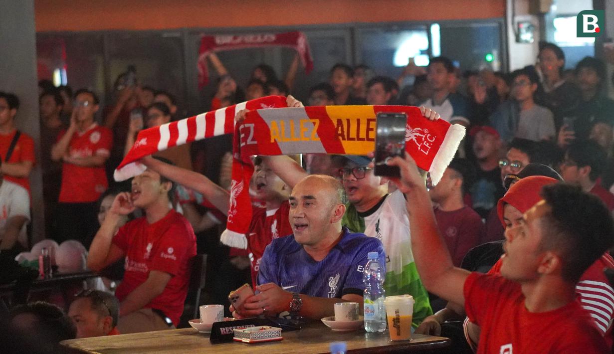 Fans The Reds tampak asik menikmati acara nonton bareng bertajuk Roaring Night Liverpool Vs Manchester City di 15th Park Kemang, Jakarta, Minggu (10/3/2024). (Bola.com/Syahkist Afi Daib)