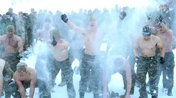 Marinir Korsel dan AS Melemparkan salju selama latihan musim dingin bersama di Pyeongchang, sekitar 180 kilometer timur Seoul, (19/12). Latihan ini untuk menguji batas mereka dalam kondisi ekstrim. (AFP Photo/Yonhap)